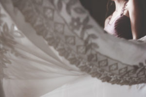 mariage; provence; lorgues; chateau crostes; robe; lorgues, vaucluse