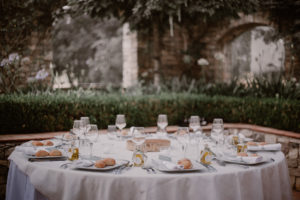 mariage; provence; lorgues; chateau crostes; robe; lorgues, vaucluse atelier traiteur marseille