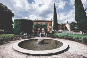 mariage; provence; lorgues; chateau crostes; robe; lorgues, vaucluse