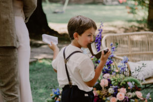 photographe mariage et famille avignon - mariage civil avignon - reportage photo de mariage laïque provence - domaine de mariage en provence - séance photo couple vaucluse - séance engagement mariage - lumière naturelle photographie