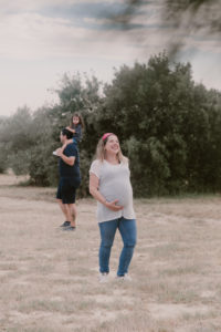 photographe grossesse avignon - séance photo de grossesse vaucluse - séance maternité en provence - photographe lifestyle famille provence - séance grossesse en extérieur vaucluse - lumière naturelle photographie