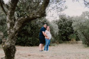 photographe grossesse avignon - séance photo de grossesse vaucluse - séance maternité en provence - photographe lifestyle famille provence - séance grossesse en extérieur vaucluse - lumière naturelle photographie