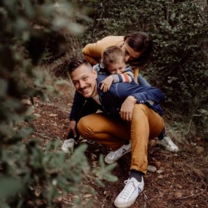 photographe famille avignon - photographe lifestyle vaucluse - photos de famille naturelles - photos vacances en provence - photographe mont ventoux - séance photo famille provence - lumière naturelle photographie