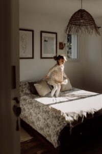 photographe famille avignon - photographe lifestyle vaucluse - photos de famille naturelles - photos vacances en provence - photographe mont ventoux - séance photo famille provence - lumière naturelle photographie