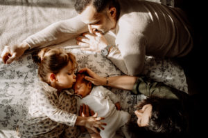 photographe grossesse avignon - séance photo de grossesse vaucluse - séance maternité en provence - photographe lifestyle famille provence - séance grossesse en extérieur vaucluse - lumière naturelle photographie