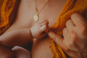 PHOTOGRAPHE FAMILLE Pernes les fontaines - lumiere naturelle photographie- allaitement