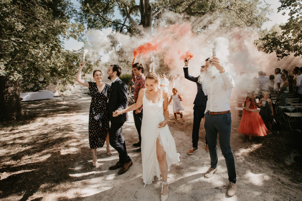 photographe mariage fumigène avignon - reportage photo de mariage provence - domaine de mariage provence - photographe lifestyle avignon - lumière naturelle photographie - photographe mariage vaucluse - CLOTHILDE DUFRESNE - photo mariage