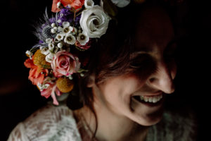 photo couronne de lfeurs mariage provence