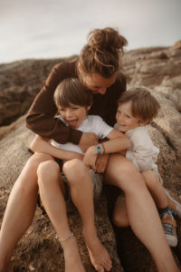 Photo d'une mère et de ses fils sur la cote sauvage en bretagne lors d'une séance photo de famille
