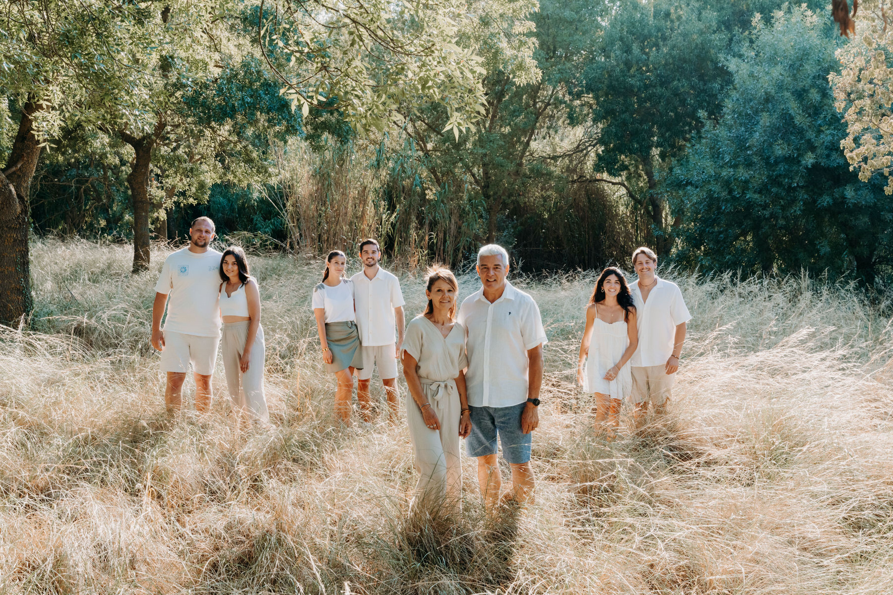 PHOTO DE FAMILLE en provence avec une lumière naturelle du soleil en fin de journée. Les parents, les enfants et les conjoints.