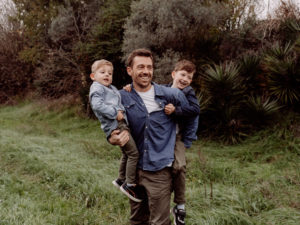 Un père et ses fils lors d'une séance phot en provence. Ils sont habillez de façon automnale dans des couleurs qui s'accordent