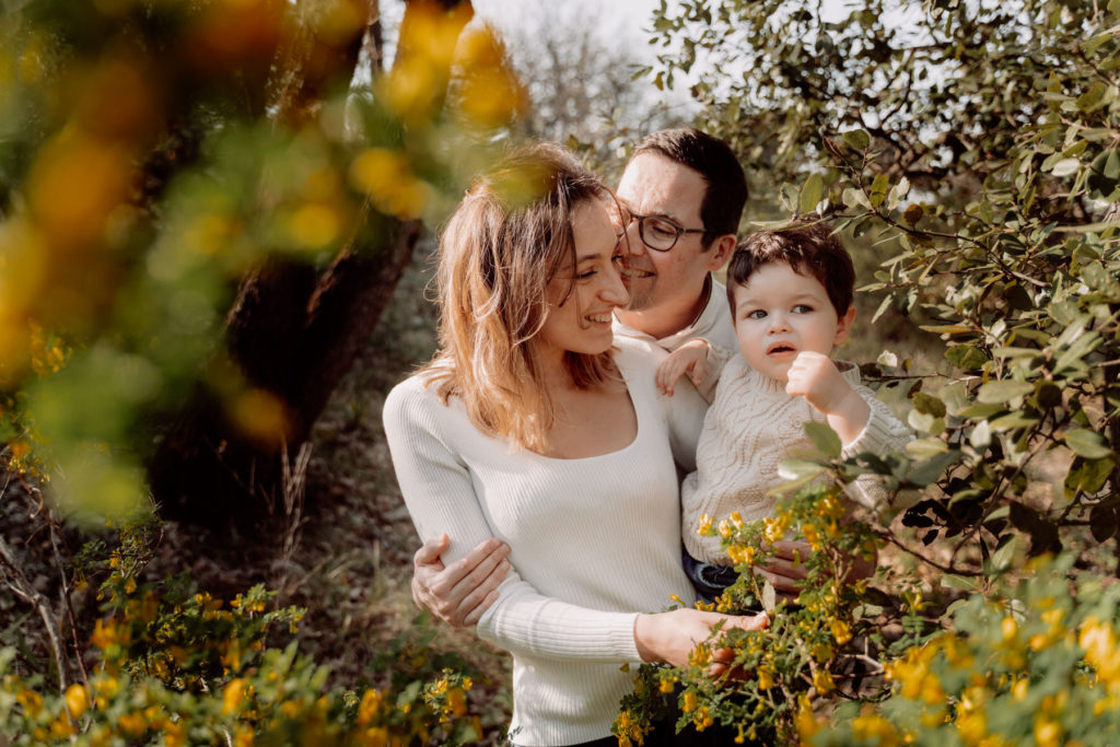 Une mère, un père et leur fils profitant d'une promenade dans la campagne en provence lors d'une séance photo