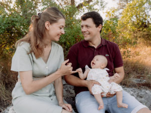 Echange de regard entre cette nouvelle famille dans la campagne près d'Avignon
