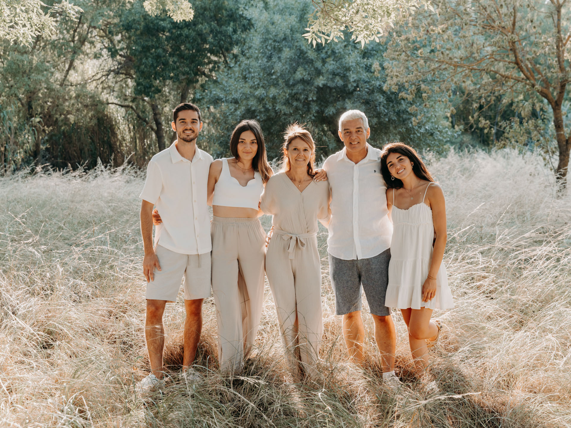 Photo de famille avec des enfants adultes dans la campagne en provence
