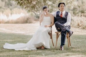 Mariage en plein air, couple heureux et ému
