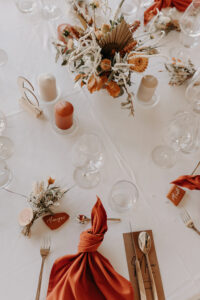 Table élégante avec décoration florale. Mariage provence